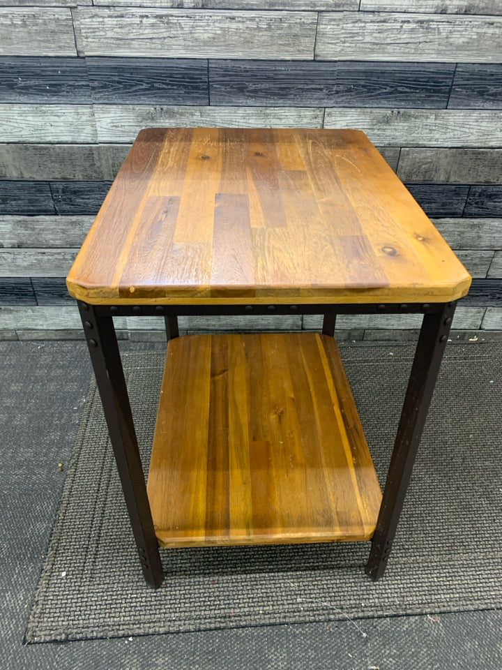 WOOD SIDE TABLE W/BROWN METAL LEGS AND SHELF.