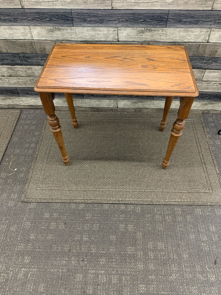 SMALL RECTANGLE OAK TABLE.