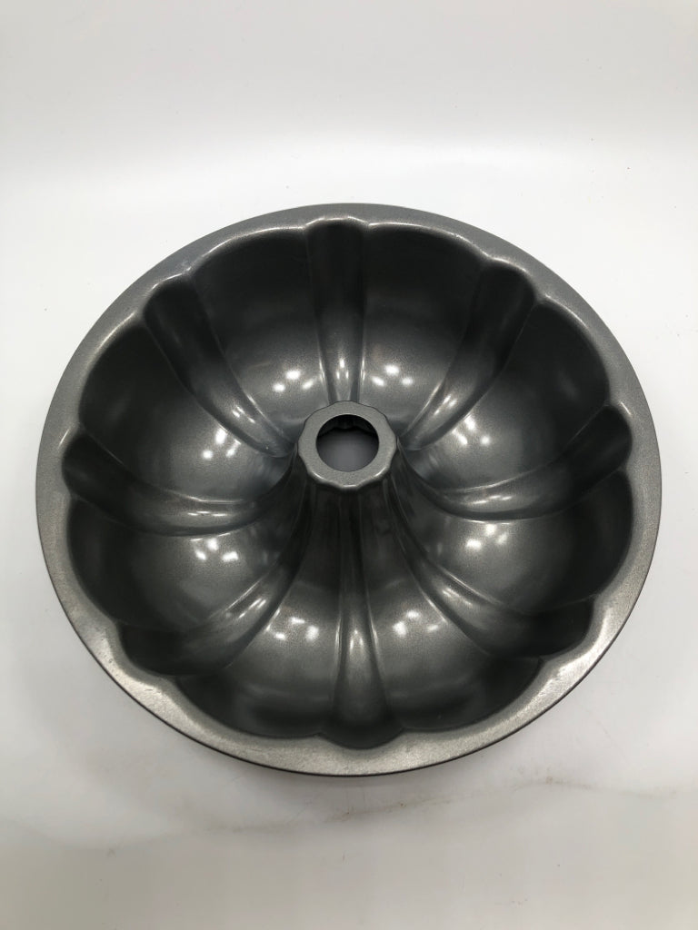 METAL BUNDT CAKE PAN.