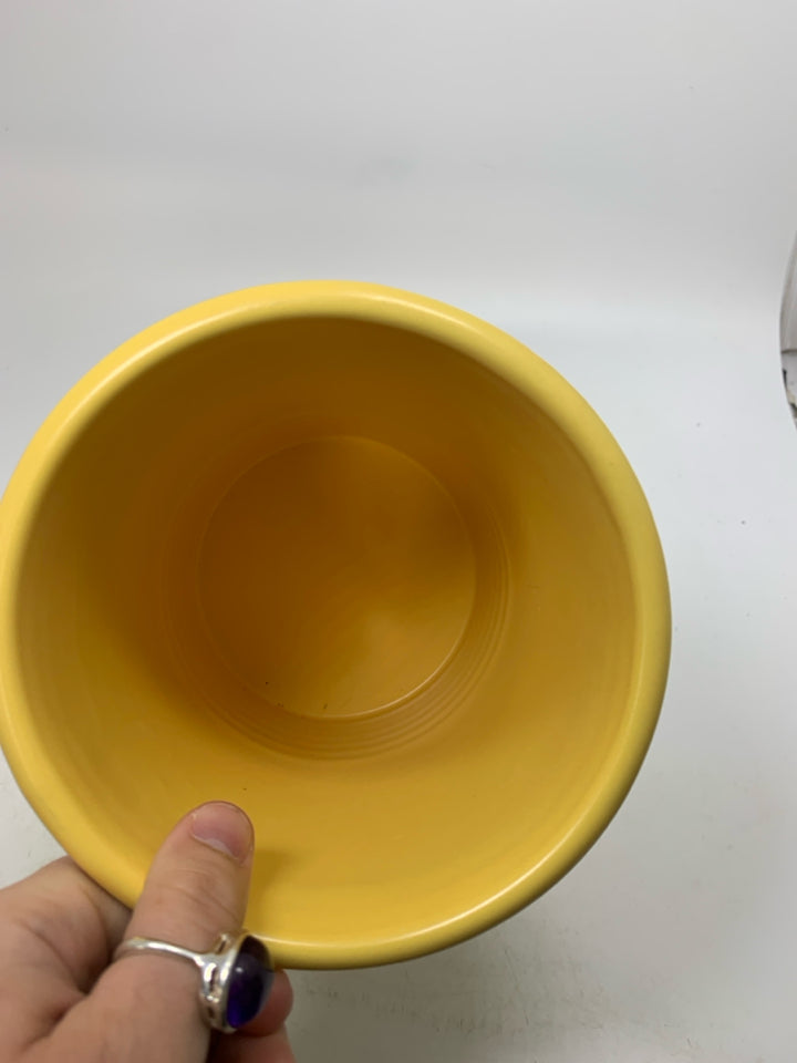 RIBBED BOTTOM UTENSIL CROCK.