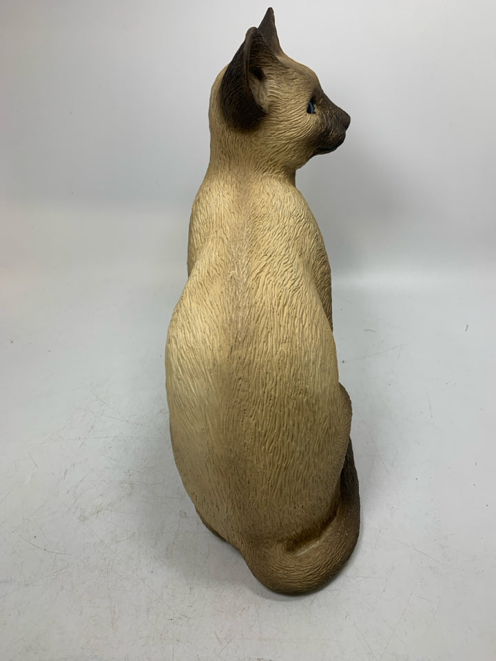 RESIN SITTING SIAMESE CAT.