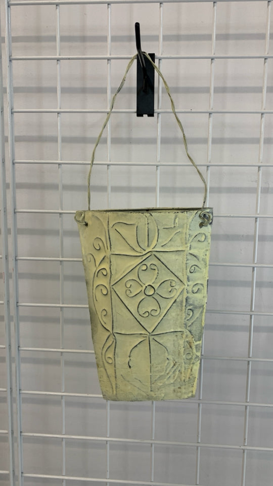 CREAM WASHED METAL WALL POCKET.