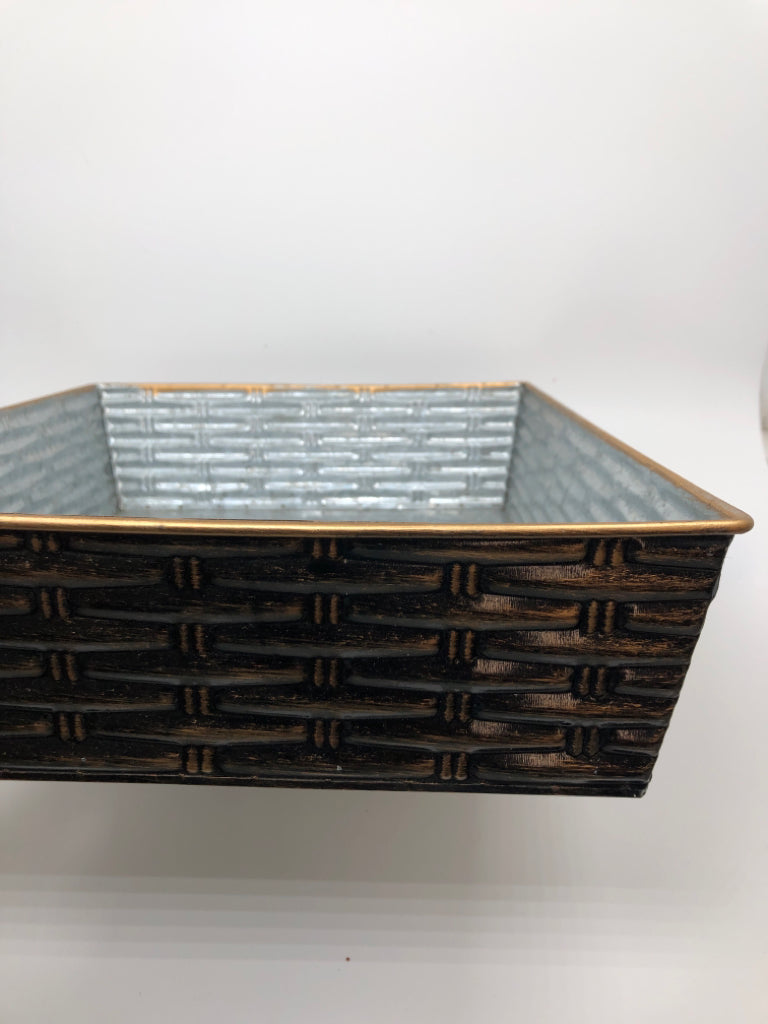 RECTANGLE METAL TRAY W/BRONZE PAINTED SIDES.