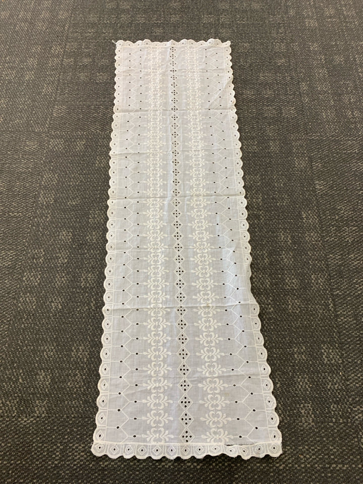 LACE RECTANGLE TABLE RUNNER.
