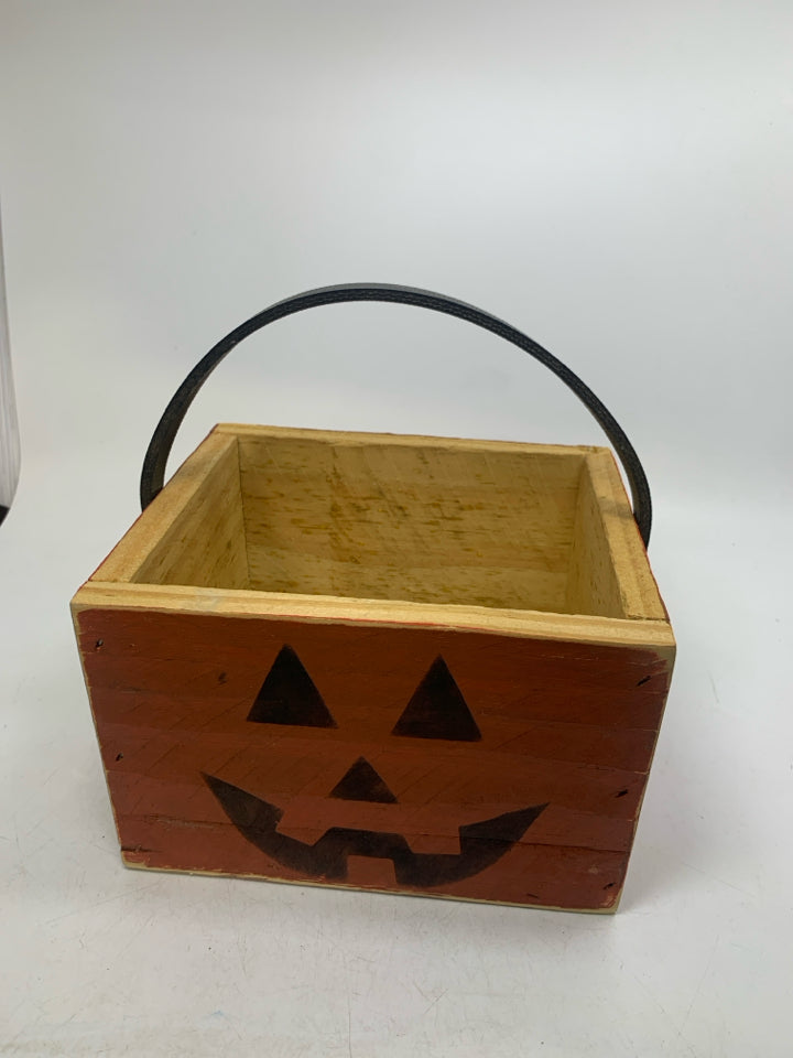 ORANGE JACKO LANTERN PAINTED WOOD BOX W/ HANDLE.