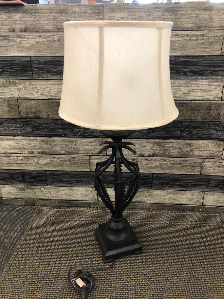 METAL BLACK URN BASE LAMP W/ WHITE SHADE.