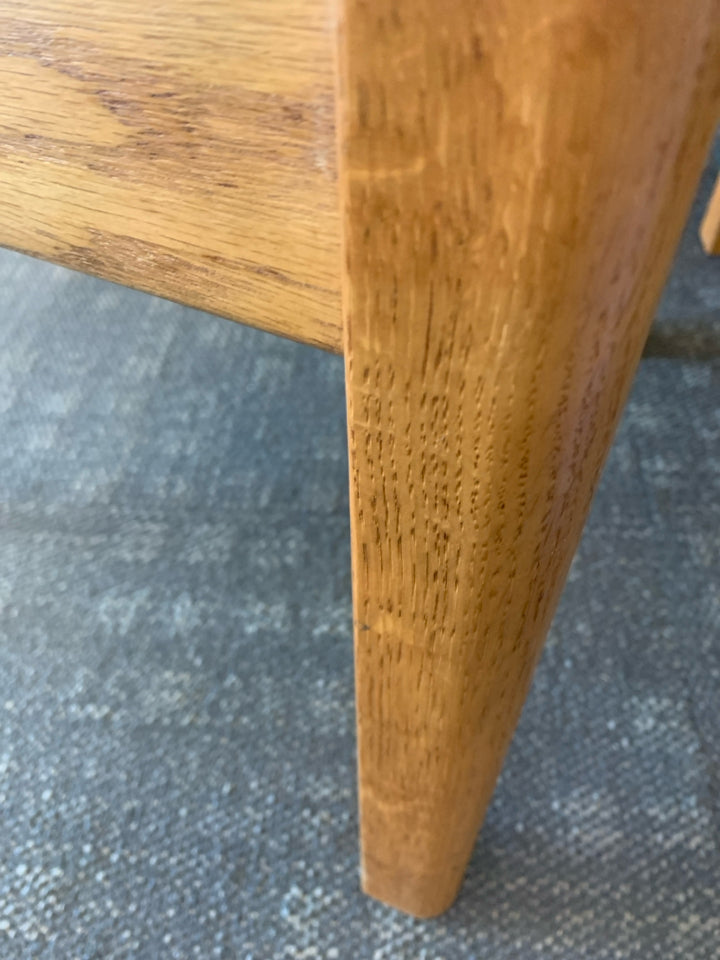 OAK WOOD TABLE W LEAF + 6 CHAIRS.