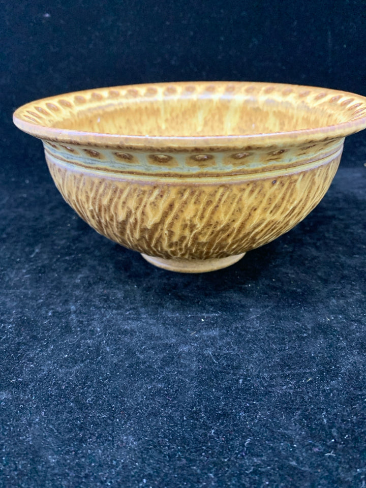 BROWN POTTERY BOWL W/CIRCLE EDGE DETAIL.