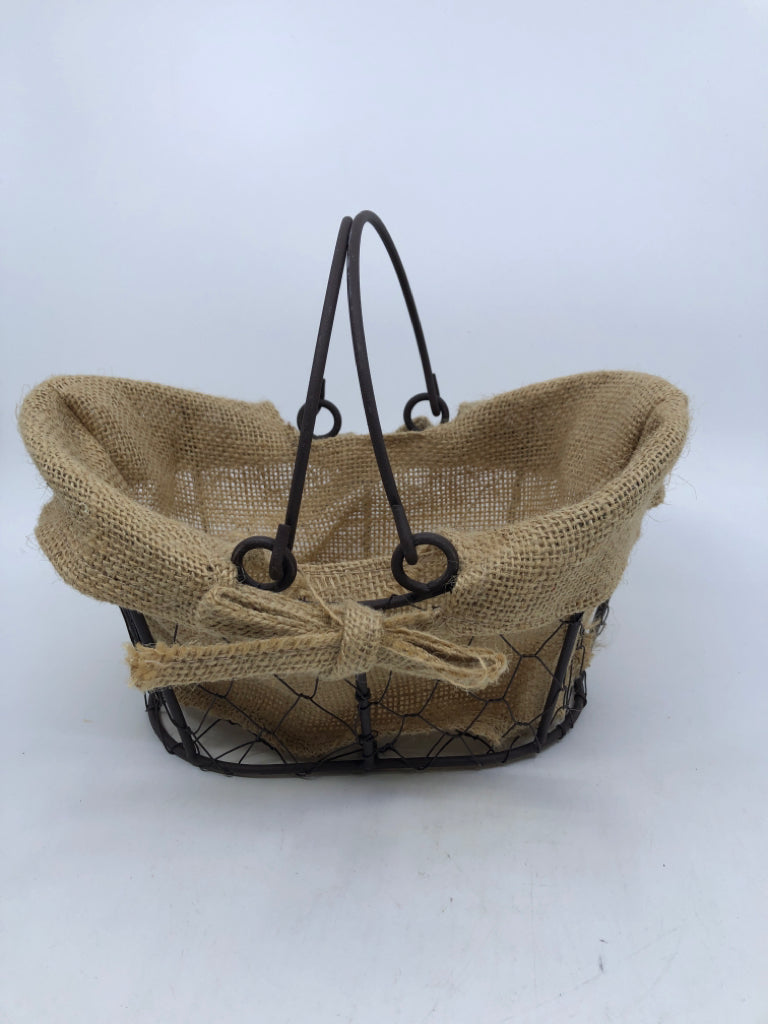 METAL BASKET W/BURLAP.