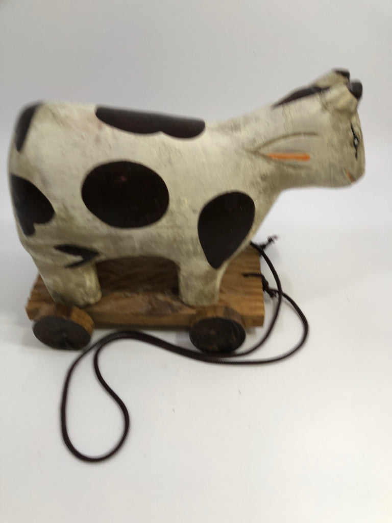 WOOD COW PULL TOY DECOR.