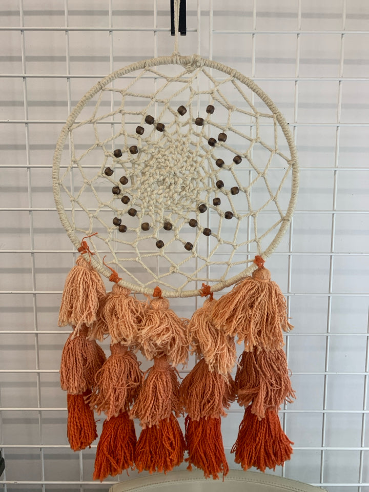 MACRAME DREAM CATCHER W/PEACH TASSELS.
