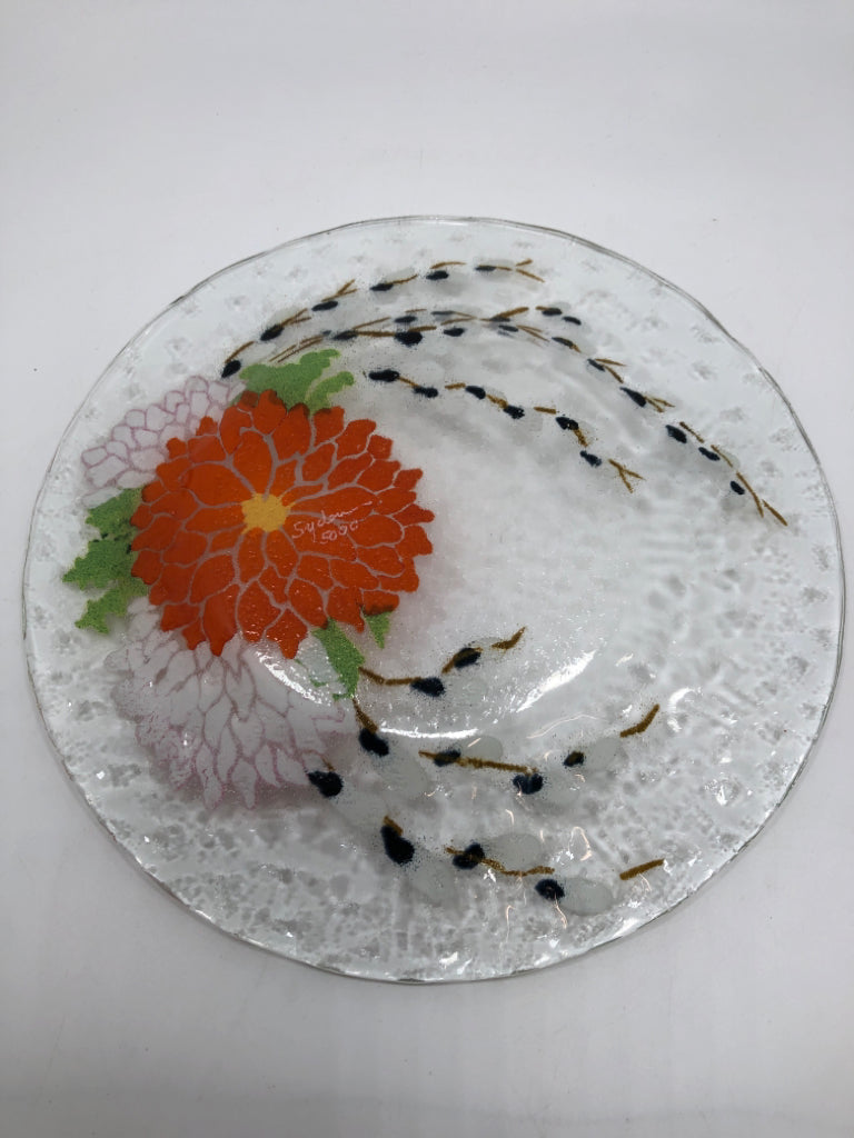 5 ASSORTED FUSED GLASS FLORAL DINNER PLATES.