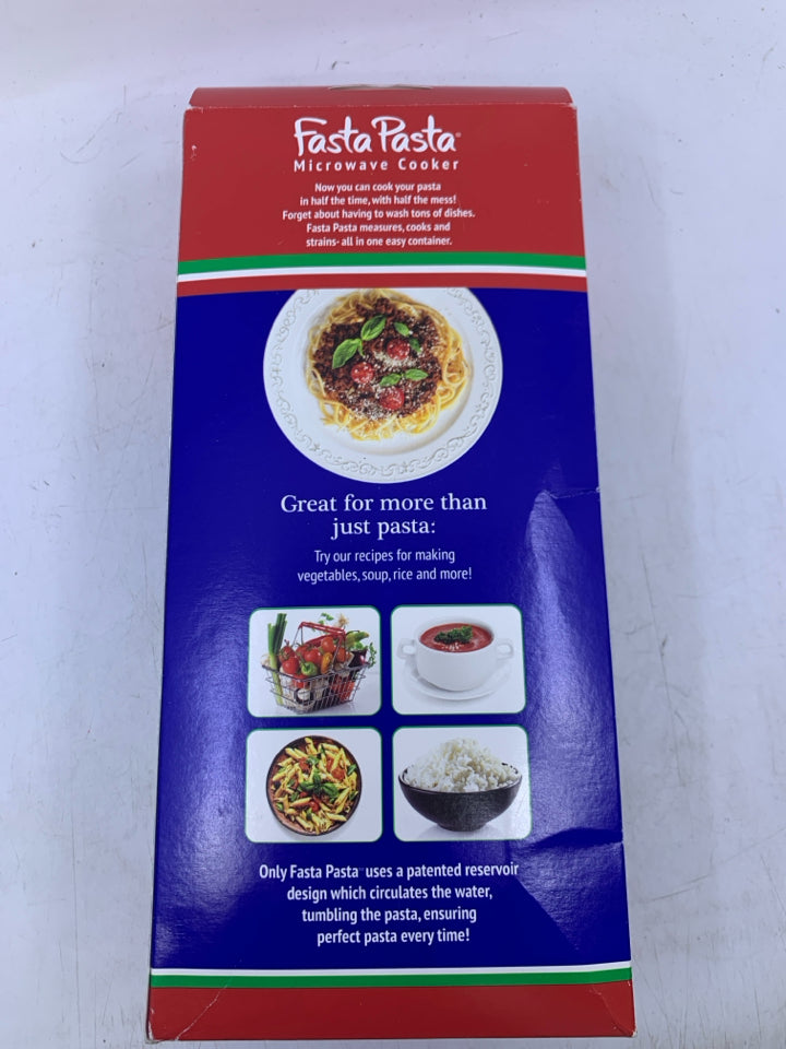 NIP PLASTIC PASTA MICROWAVE COOKER.