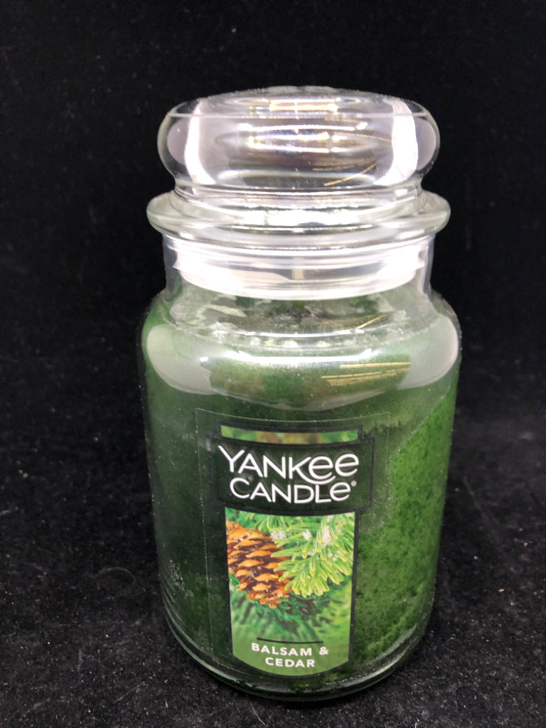 BALSAM & CEDAR YANKEE CANDLE.