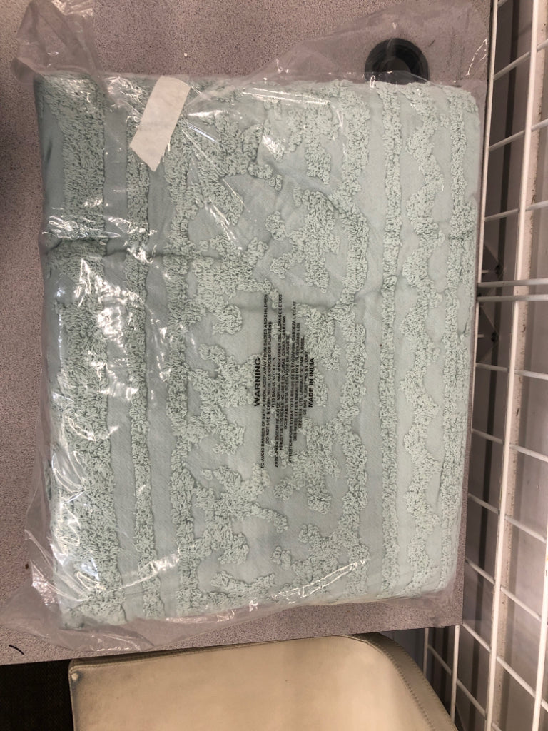 NIP BLUE CHENILLE BEDSPREAD KING.