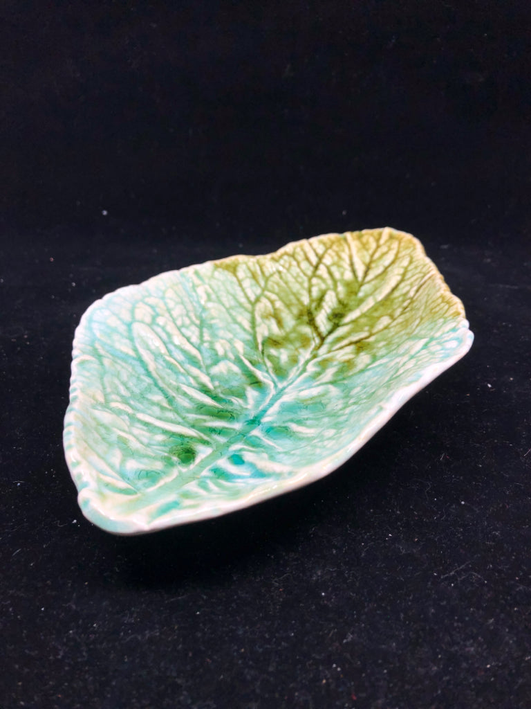 VTG CRACKLE DESIGN TEAL/GREEN TEXTURED LEAF DISH.