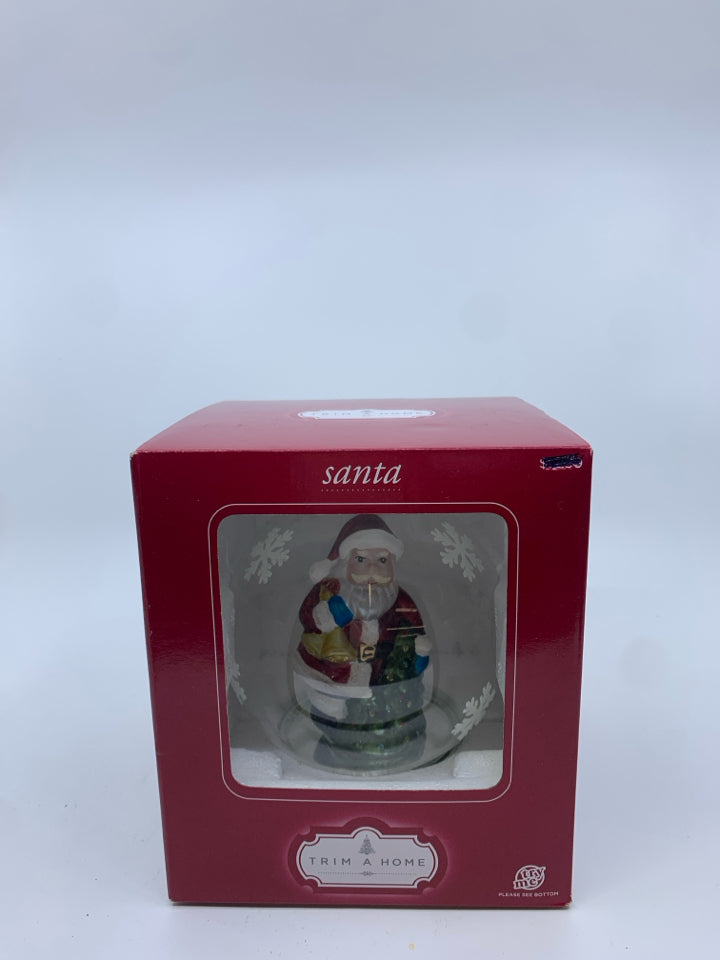 SANTA LIGHT UP GLOBE IN BOX.