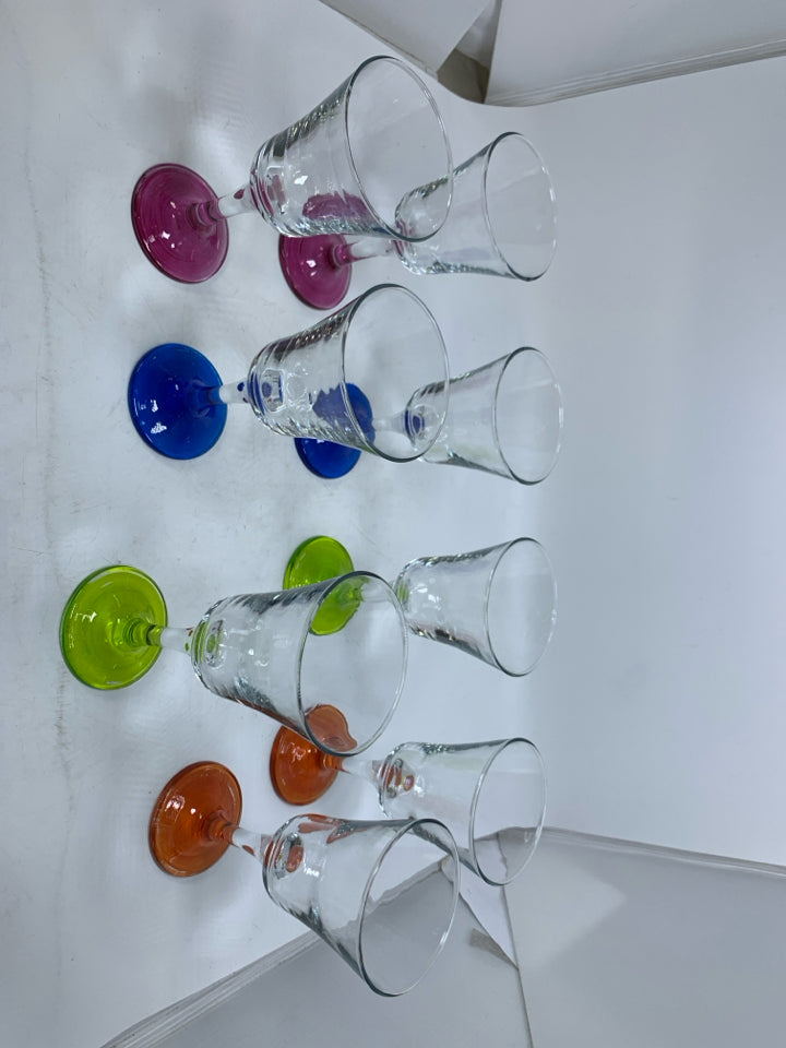 8 COLORFUL BASES WINE GLASSES.