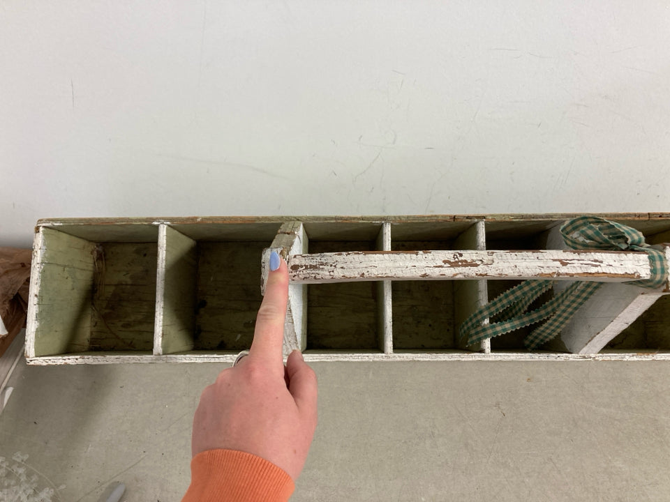 VTG DIVIDED TOOL TROUGH.