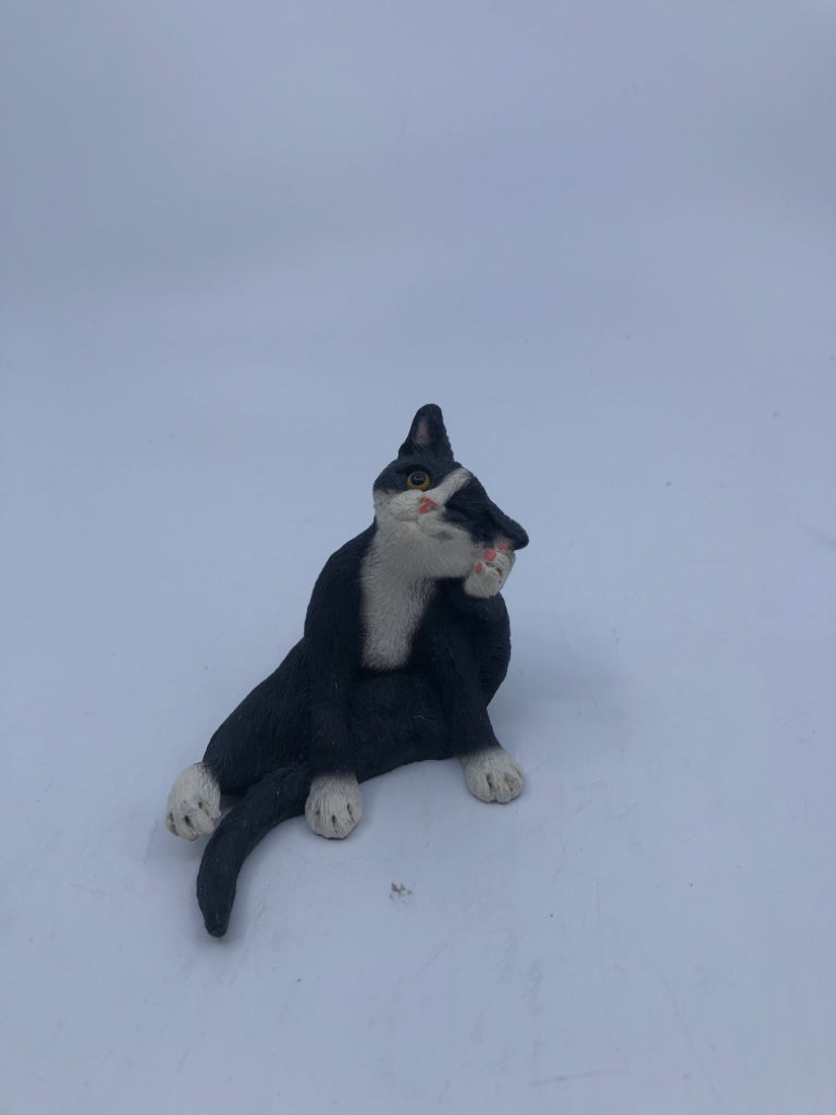 RESIN BLACK/WHITE CAT SCRATCHING ITSELF.