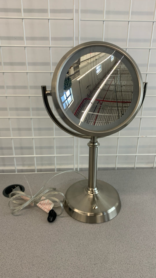SILVER MAGNIFYING MIRROR W/LIGHT.