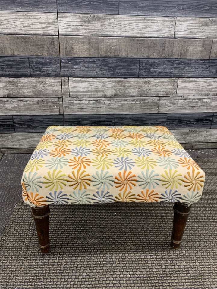 COLORFUL PINWHEEL STOOL W/WOOD LEGS.