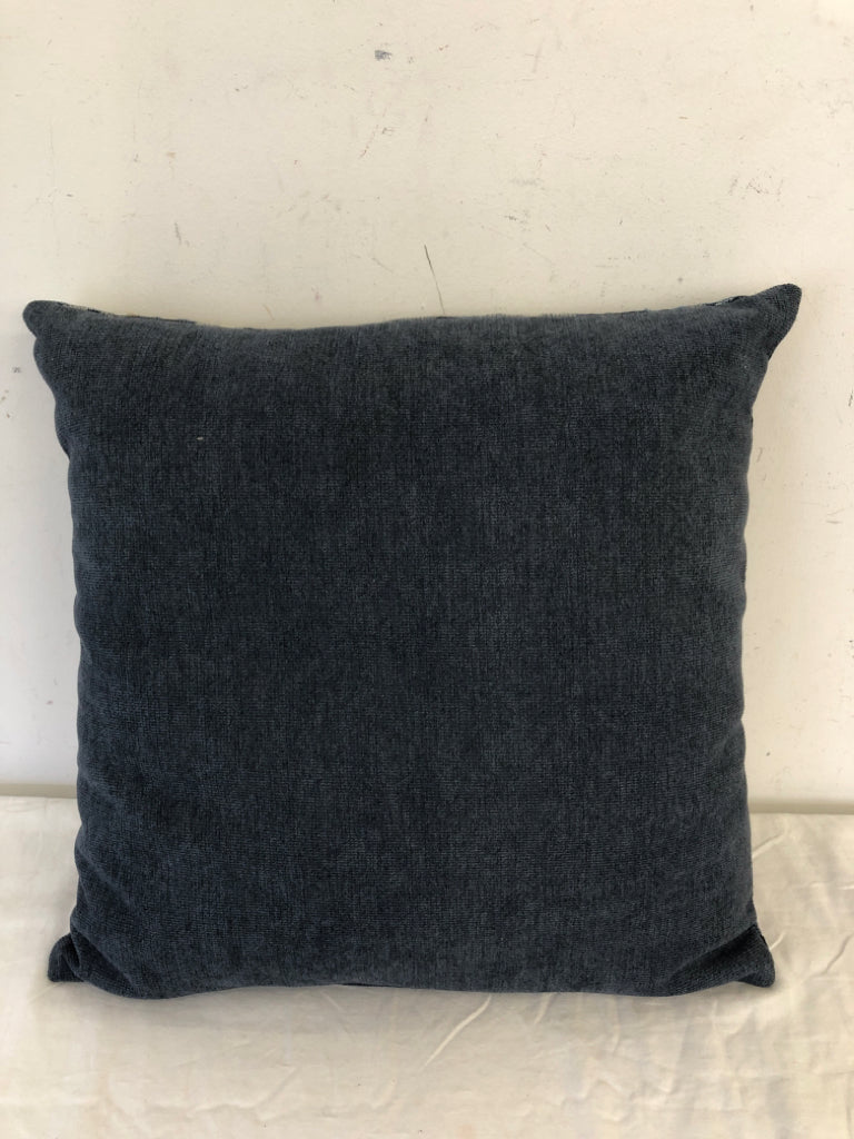 BLUE AND WHITE SQUARE PILLOW.