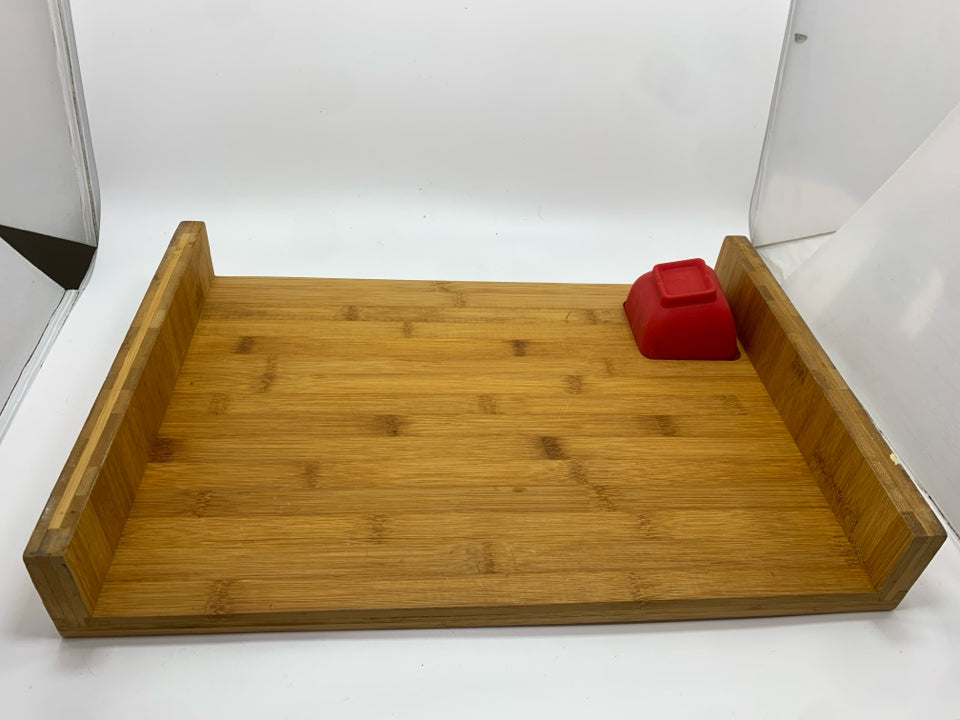 BAMBOO CUTTING BOARD W/4 SILICONE MEASURING CUPS.