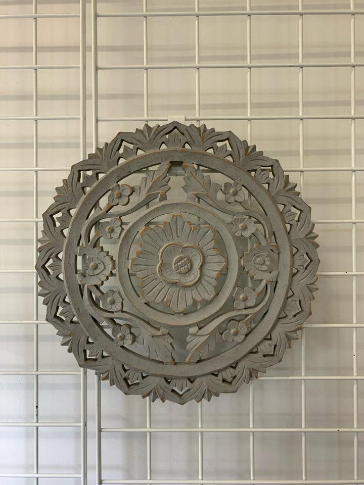 WOOD GREY DISTRESSED CIRCLE MEDALLION CUT OUT WALL ART.