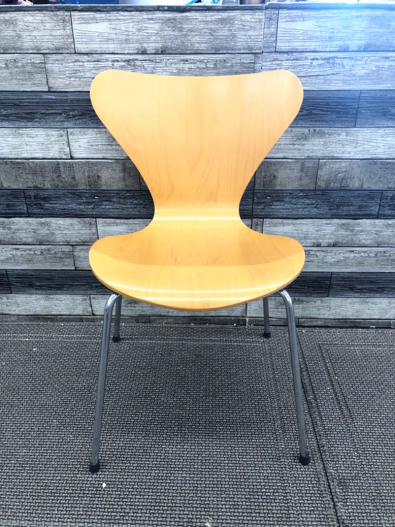 WOOD AND METAL DESK CHAIR.