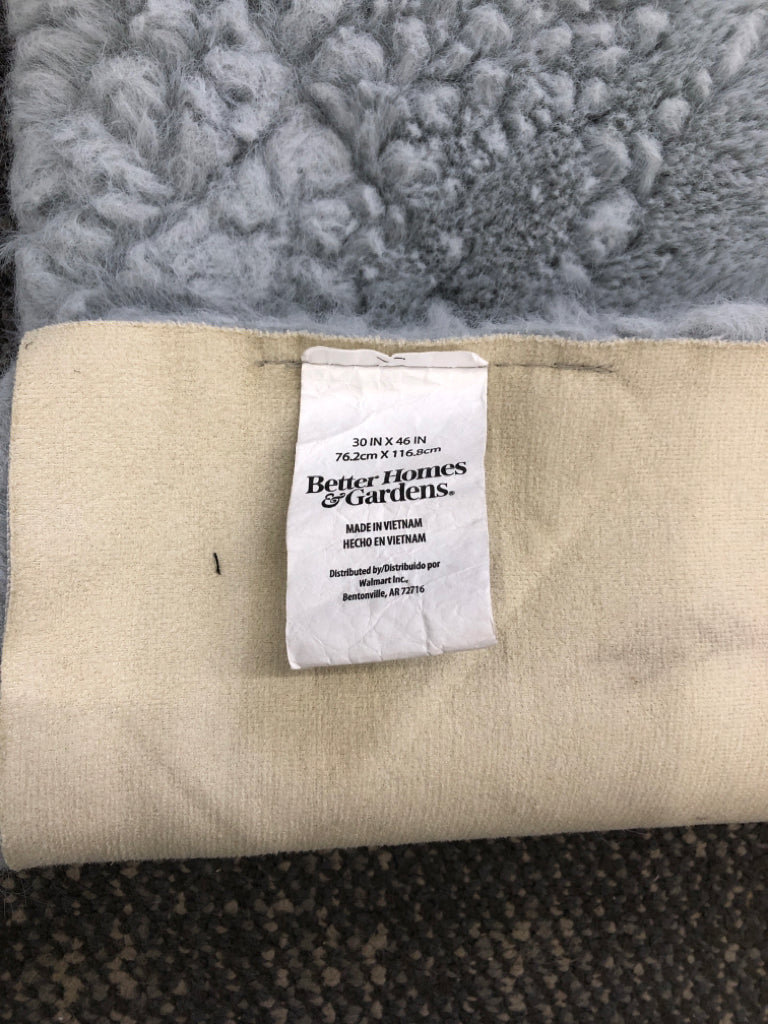 GREY RECTANGLE FLUFFY RUG.