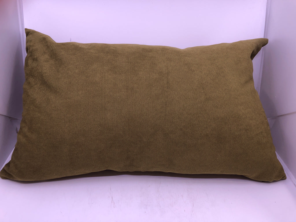 GREEN RECTANGLE ACCENT PILLOW W/ 3 BUTTONS.
