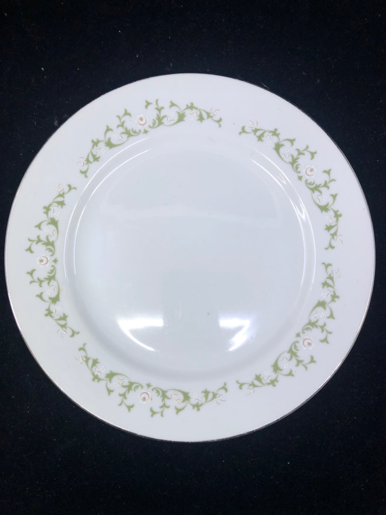 4 VTG WHITE AND GREEN DINNER PLATES.