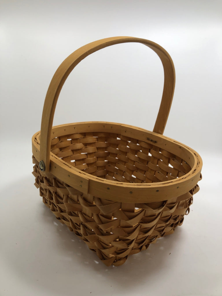 CURL WEAVE OVAL BASKET W/HANDLE.