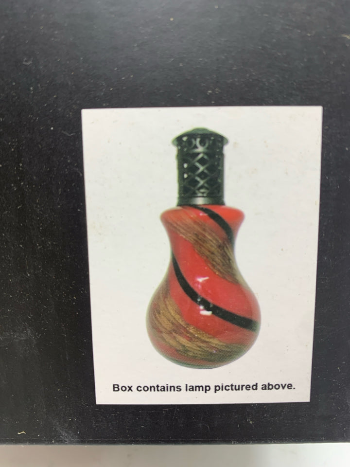 NIB LA-TEE-DA! SCARLET EFFUSION FRAGRANCE LAMP.