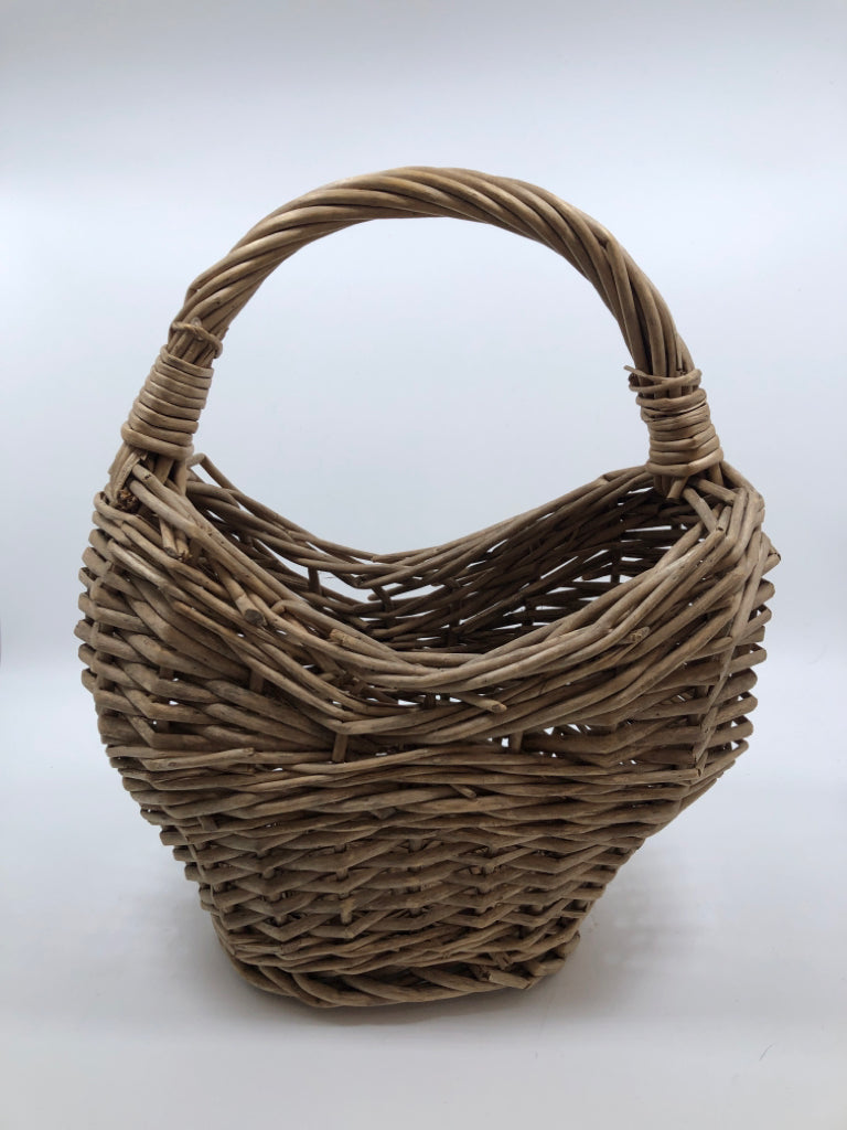GREY HEART SHAPED WICKER BASKET W/HANDLE.