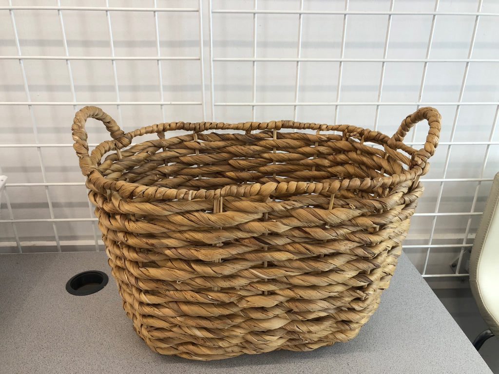 WICKER BASKET W/HANDLES.
