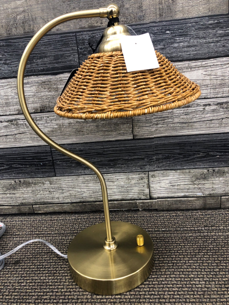 BROOKS BROTHERS RATTAN SHADE TABLE LAMP W/USB.