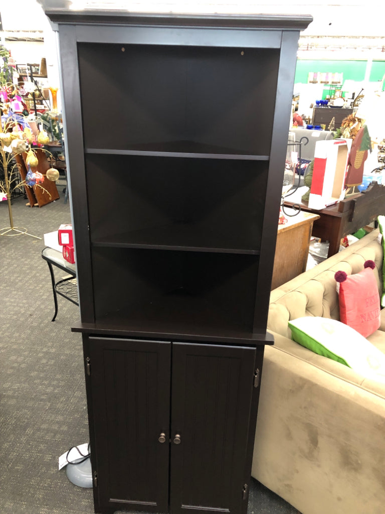 3 SHELVES AND DOORS CORNER UNIT.