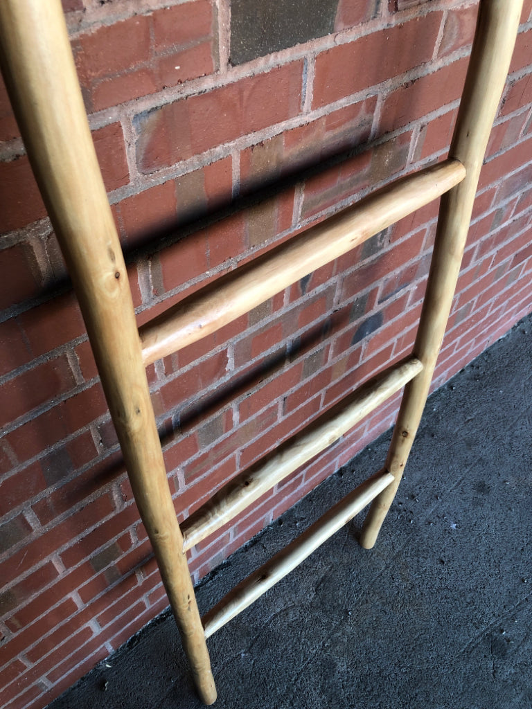 BLONDE 5 TIER BLANKET LADDER.