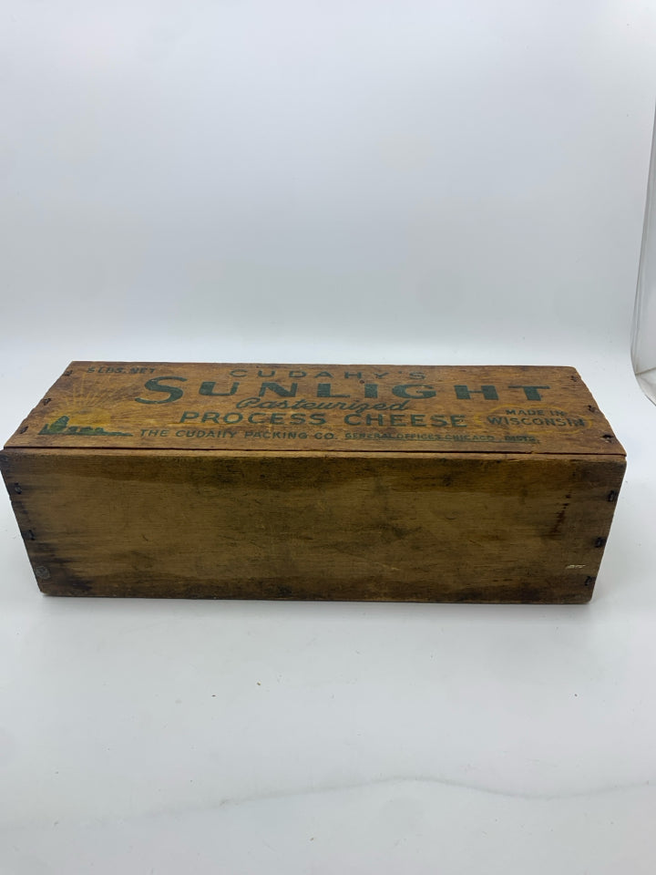 VTG WOODEN SUNLIGHT CHEESE BOX.