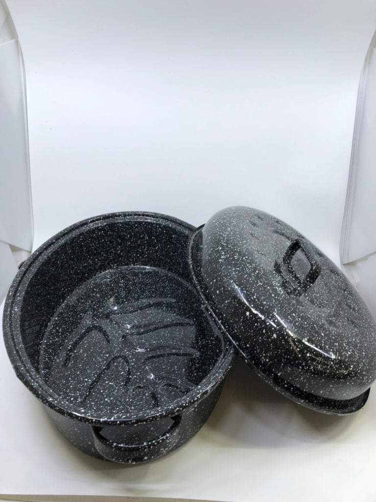 BLACK AND WHITE SPECKLED ROASTER PAN.