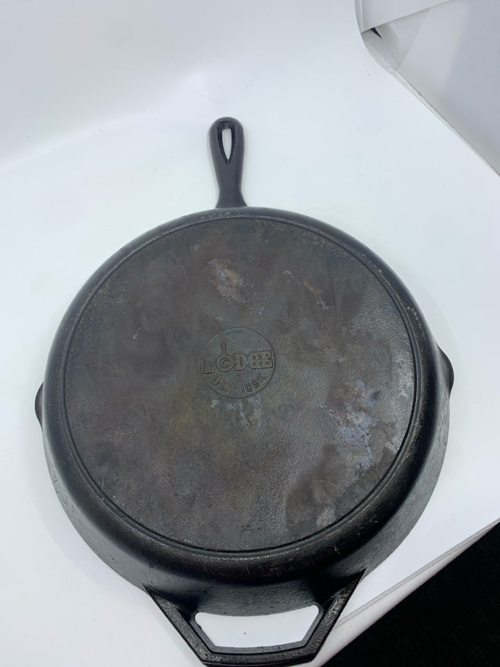 LARGE LODGE CAST IRON PAN.