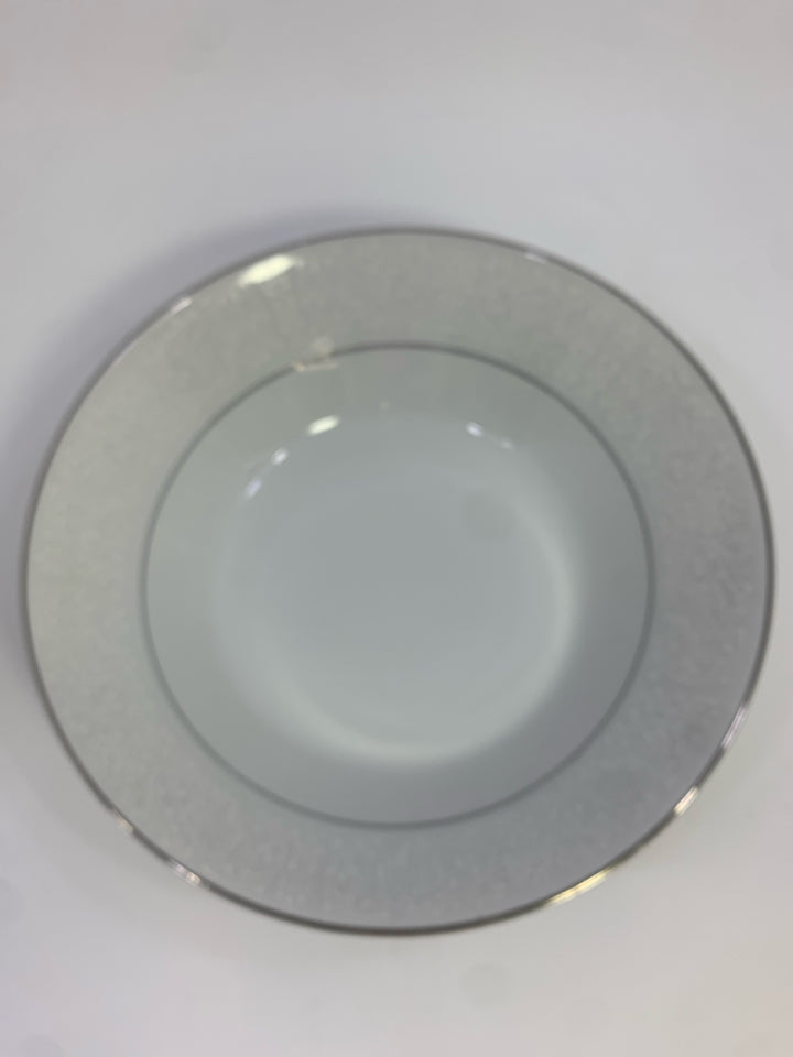 WAKEFIELD SERVING BOWL W/WHITE TEXTURED DETAILING.