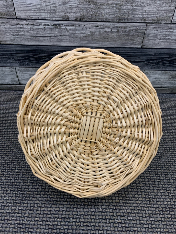 BLONDE WOVEN BASKET W HANDLE.