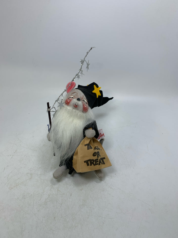 VTG GREY WIZARD MOUSE W/ TRICK OR TREAT BAG 1995.