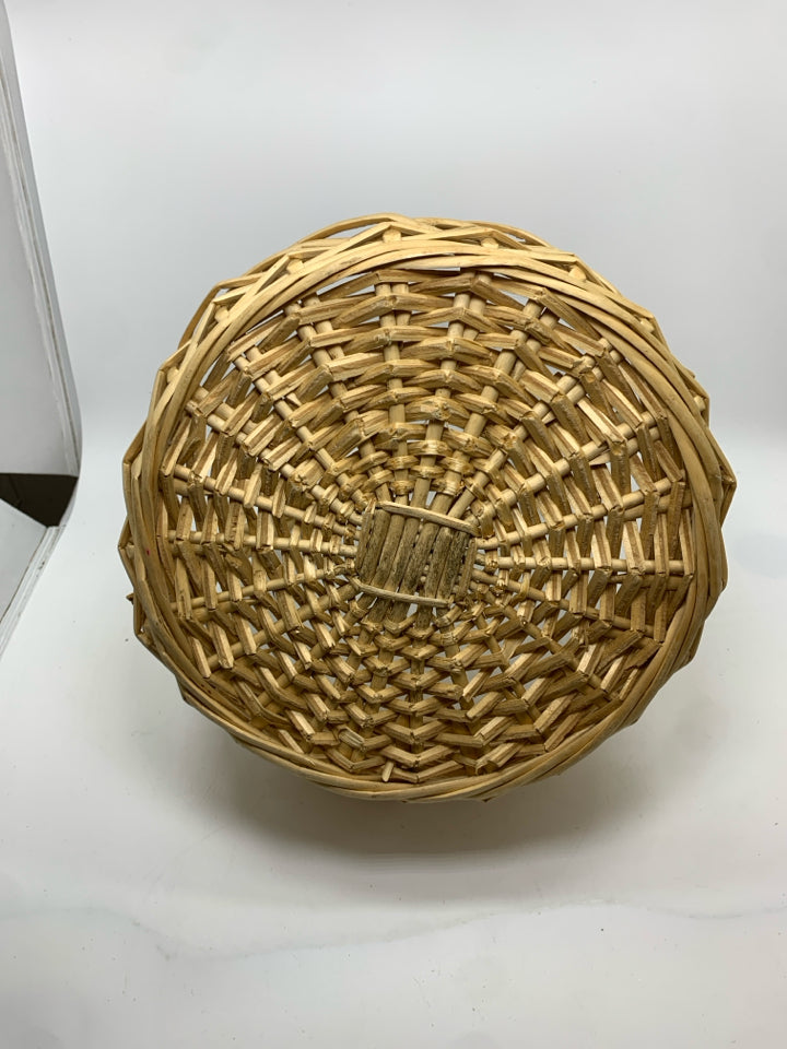 BLONDE WICKER BASKET W/HANDLE.