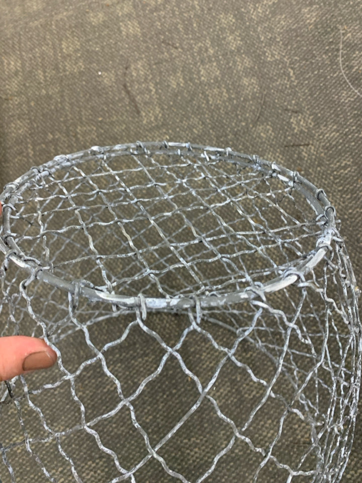 LARGE WIRE MESH BASKET.