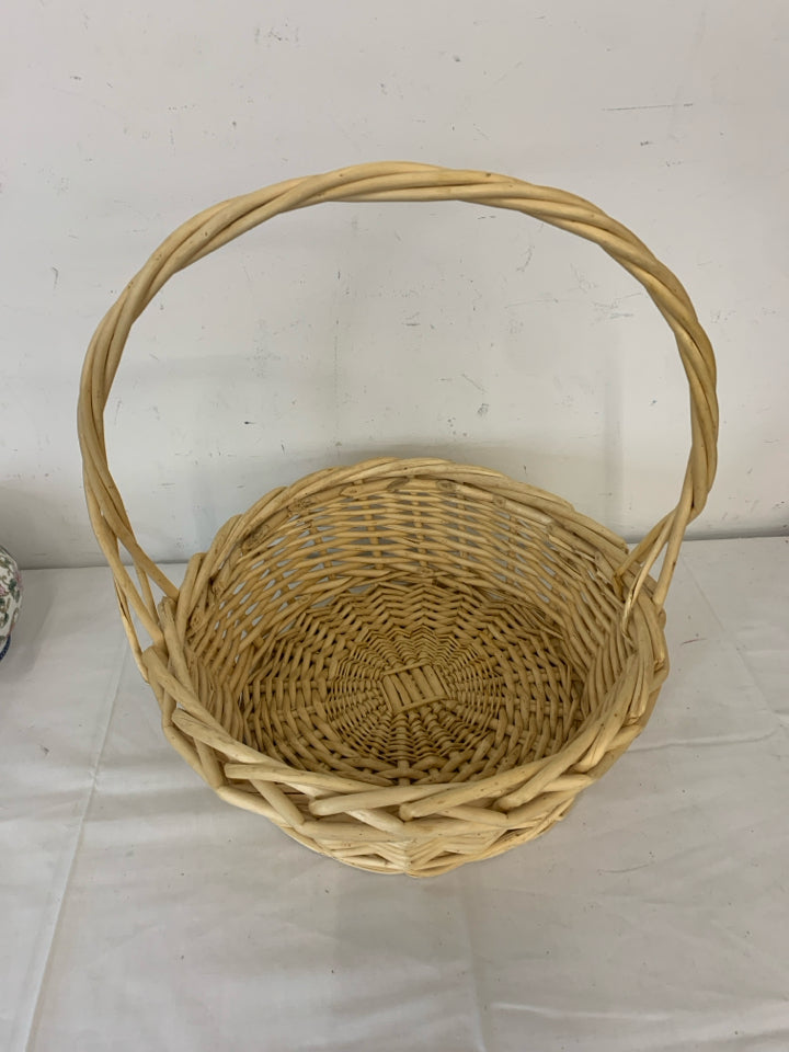 BLONDE WOOD WOVEN BASKET WITH HANDLE.