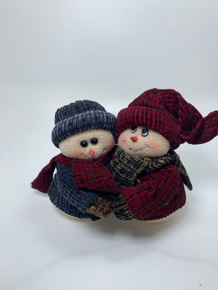 2 WEIGHT BOTTOM PLUSH SNOWMAN COUPLE HUGGING.